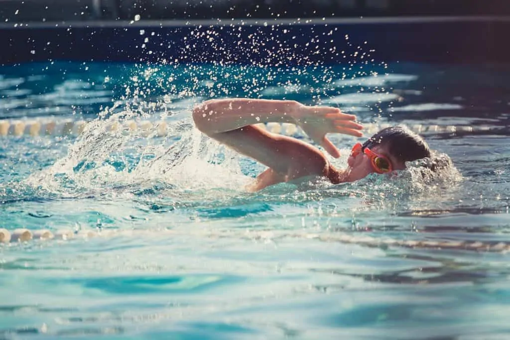 4 plavecké štýly, o ktorých ste ani netušili, že existujú: Zaplávali by ste si ich?